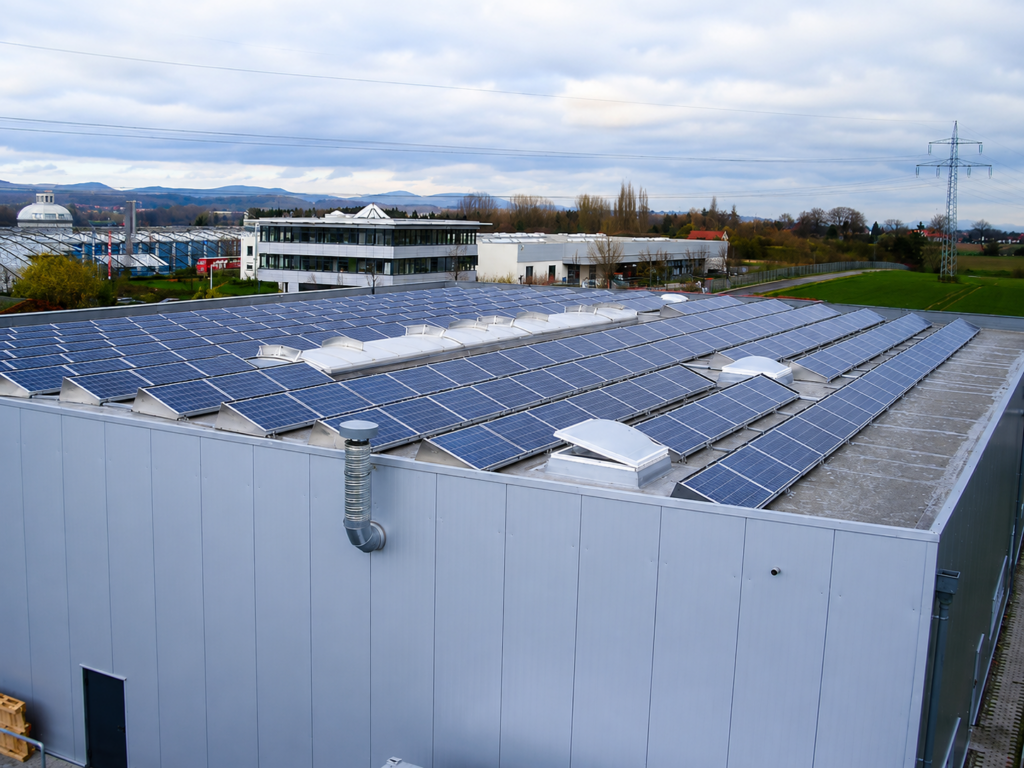 Gewerbliche Photovoltaikanlage auf Flachdach