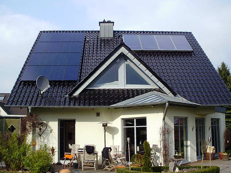 Photovoltaikanlage mit 3,6 kWp auf Wohnhausdach mit schwarzer Unterkonstruktion