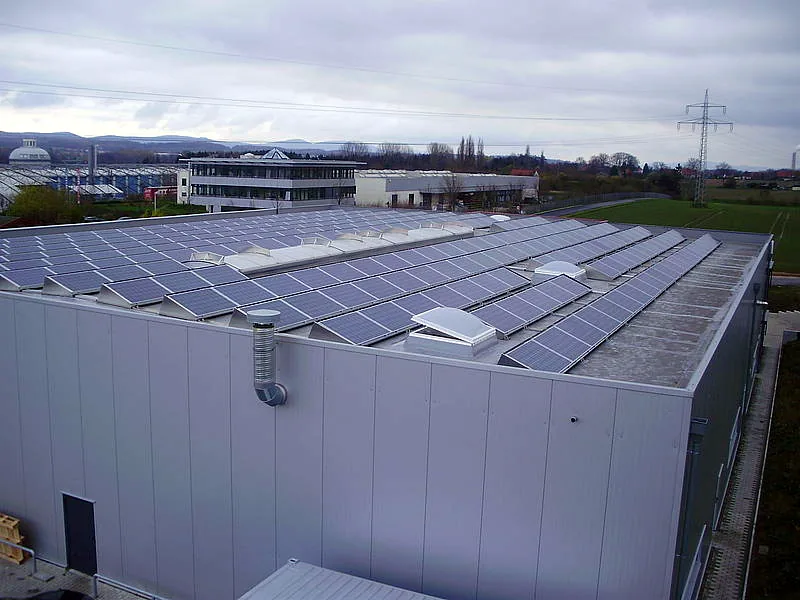 Flachdach-Photovoltaikanlage mit 57,00 kWp ohne Dachdurchdringung
