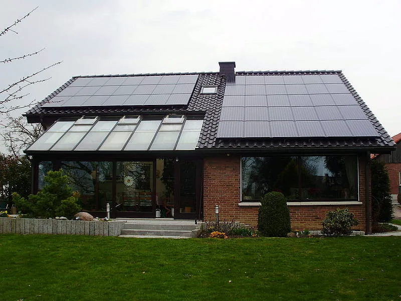 Photovoltaikanlage mit 9,2 kWp und schwarz pulverbeschichteter Unterkonstruktion