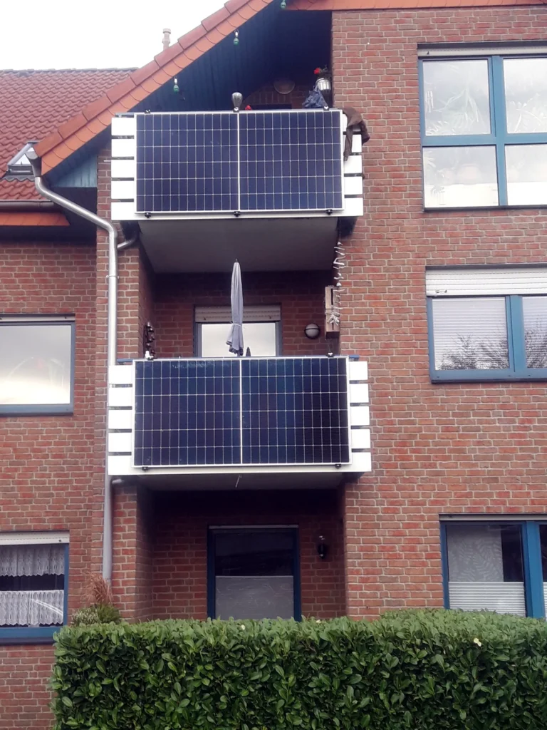 Zwei Balkonmodule an übereinanderliegenden Balkonen eines Mehrfamilienhauses. Die Referenz zeigt, wie kompakte Solarmodule auch bei mehreren Wohneinheiten eingesetzt werden können.